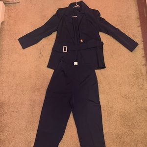 Size small women’s interview suit, never worn!